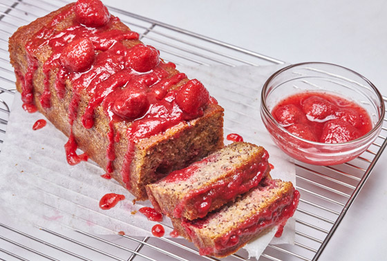 إليكم طريقة تحضير كيك الموز بصلصة الفريز.. حلوى صيامي لذيذة صورة رقم 5 إليكم طريقة تحضير كيك الموز بصلصة الفريز.. حلوى صيامي لذيذة صورة رقم 5