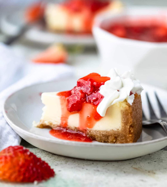 إليكم طريقة تحضير كيك الموز بصلصة الفريز.. حلوى صيامي لذيذة صورة رقم 6 إليكم طريقة تحضير كيك الموز بصلصة الفريز.. حلوى صيامي لذيذة صورة رقم 6