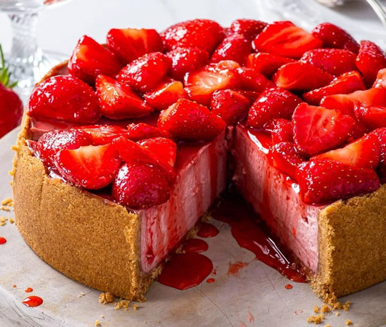 إليكم طريقة تحضير كيك الموز بصلصة الفريز.. حلوى صيامي لذيذة صورة رقم 7 إليكم طريقة تحضير كيك الموز بصلصة الفريز.. حلوى صيامي لذيذة صورة رقم 7