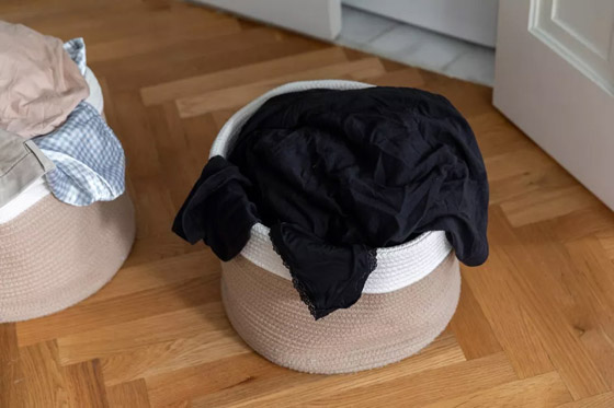 لحمايتها من بهتان اللون.. إليكم نصائح مهمة لغسل الملابس السوداء صورة رقم 2