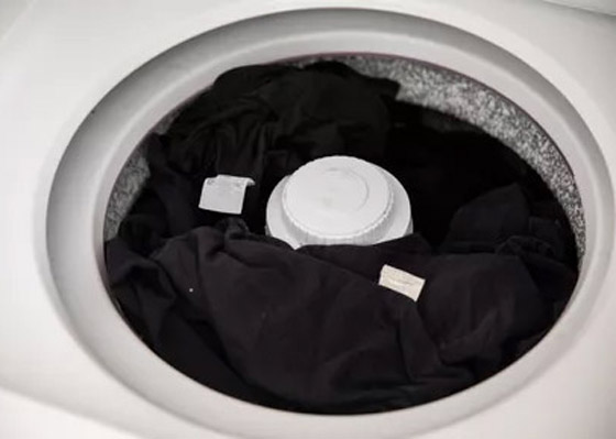 لحمايتها من بهتان اللون.. إليكم نصائح مهمة لغسل الملابس السوداء صورة رقم 8