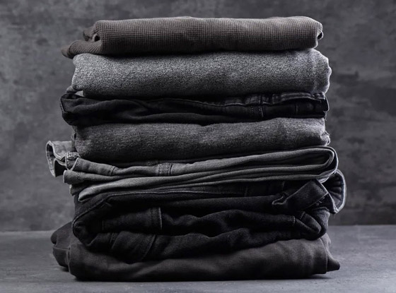 لحمايتها من بهتان اللون.. إليكم نصائح مهمة لغسل الملابس السوداء صورة رقم 9