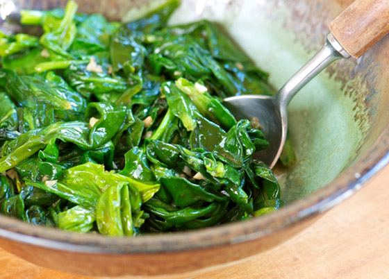 تقوي القلب وتقي من السرطان.. فوائد السبانخ لا تُحصى، لكن احذروا مخاطرها! صورة رقم 5