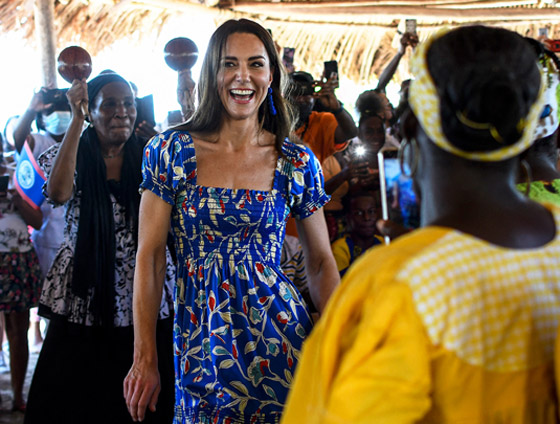 بالصور: كيت ميدلتون بإطلالة صيفية مشرقة.. وهذه تفاصيلها بالأسعار صورة رقم 3 بالصور: كيت ميدلتون بإطلالة صيفية مشرقة.. وهذه تفاصيلها بالأسعار صورة رقم 3