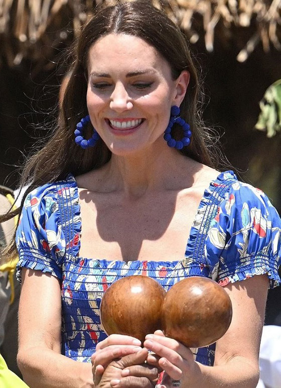 بالصور: كيت ميدلتون بإطلالة صيفية مشرقة.. وهذه تفاصيلها بالأسعار صورة رقم 16 بالصور: كيت ميدلتون بإطلالة صيفية مشرقة.. وهذه تفاصيلها بالأسعار صورة رقم 16