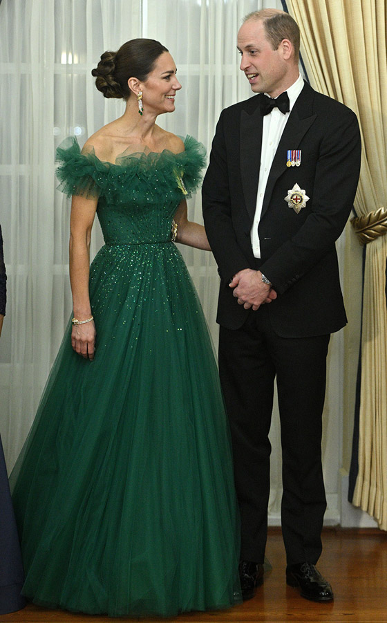 صور: كيت ميدلتون بفستان أخضر زمردي خلاب في جامايكا.. ما كلفته؟ صورة رقم 5 صور: كيت ميدلتون بفستان أخضر زمردي خلاب في جامايكا.. ما كلفته؟ صورة رقم 5