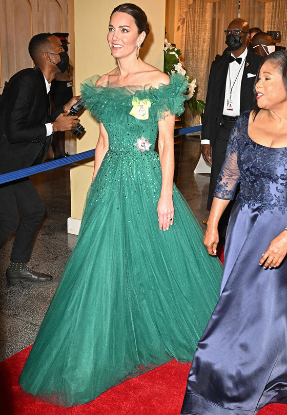 صور: كيت ميدلتون بفستان أخضر زمردي خلاب في جامايكا.. ما كلفته؟ صورة رقم 6 صور: كيت ميدلتون بفستان أخضر زمردي خلاب في جامايكا.. ما كلفته؟ صورة رقم 6