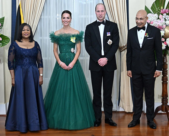 صور: كيت ميدلتون بفستان أخضر زمردي خلاب في جامايكا.. ما كلفته؟ صورة رقم 8 صور: كيت ميدلتون بفستان أخضر زمردي خلاب في جامايكا.. ما كلفته؟ صورة رقم 8