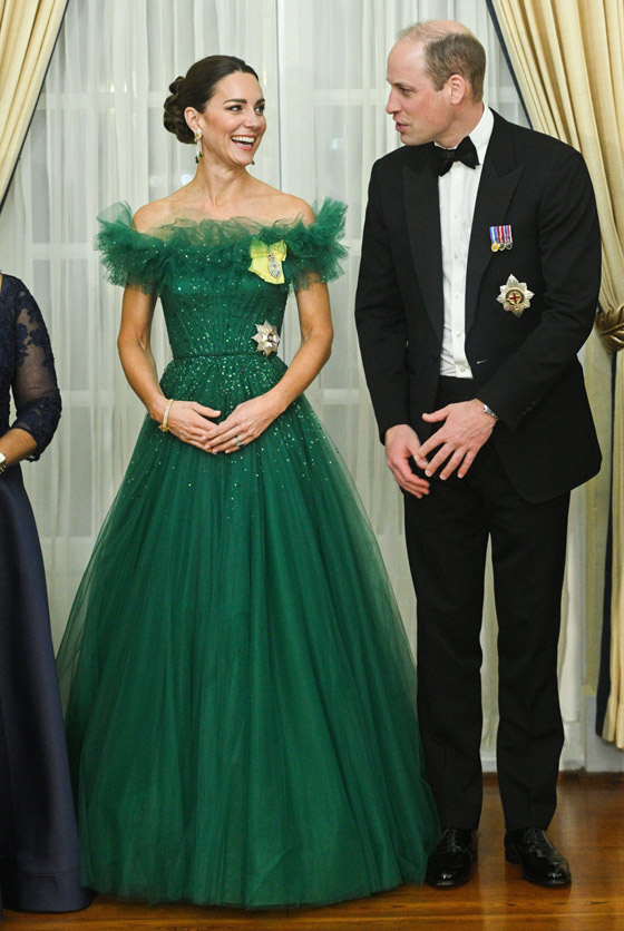 صور: كيت ميدلتون بفستان أخضر زمردي خلاب في جامايكا.. ما كلفته؟ صورة رقم 11 صور: كيت ميدلتون بفستان أخضر زمردي خلاب في جامايكا.. ما كلفته؟ صورة رقم 11