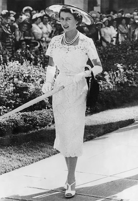 هل كررت الدوقة كيت ميدلتون إطلالة الملكة إليزابيث بعد حوالي 70 عاما؟ صورة رقم 7