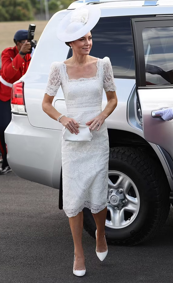 هل كررت الدوقة كيت ميدلتون إطلالة الملكة إليزابيث بعد حوالي 70 عاما؟ صورة رقم 15