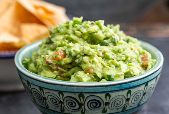 مزيج مكسيكي مميز ولذيذ.. إليكم وصفة صلصة الجواكامولي بالأفوكادو صورة رقم 6