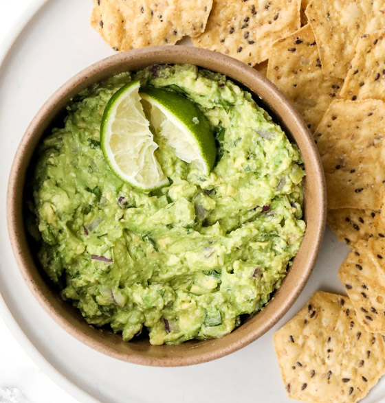 مزيج مكسيكي مميز ولذيذ.. إليكم وصفة صلصة الجواكامولي بالأفوكادو صورة رقم 4