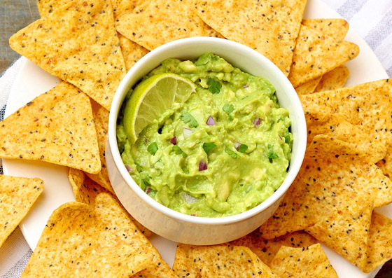 مزيج مكسيكي مميز ولذيذ.. إليكم وصفة صلصة الجواكامولي بالأفوكادو صورة رقم 10