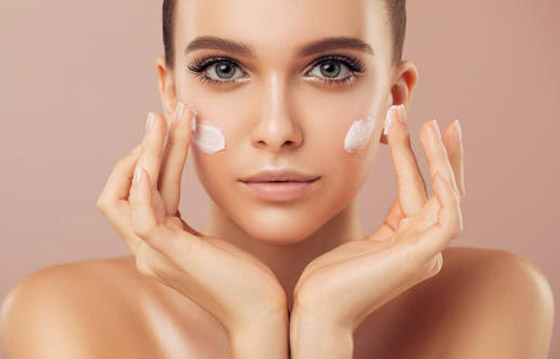 ملمع الشفاه.. احذروا هذه المواد الخطيرة والضارة بمستحضرات التجميل! صورة رقم 1