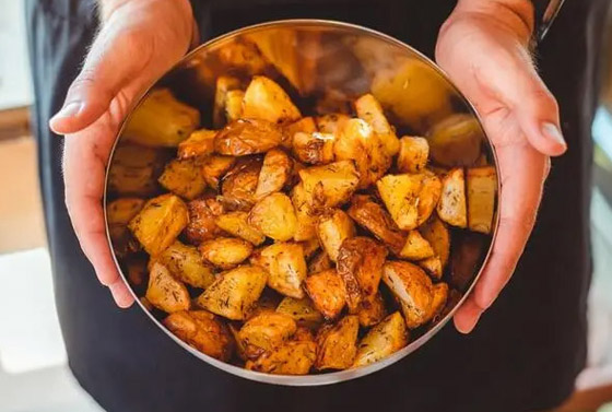 إليكم وصفة بطاطا ويدجز بالثوم والفلفل الحار الخفيفة والطيبة صورة رقم 1