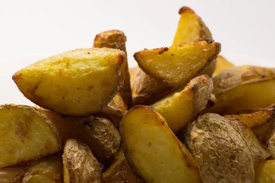 إليكم وصفة بطاطا ويدجز بالثوم والفلفل الحار الخفيفة والطيبة صورة رقم 4