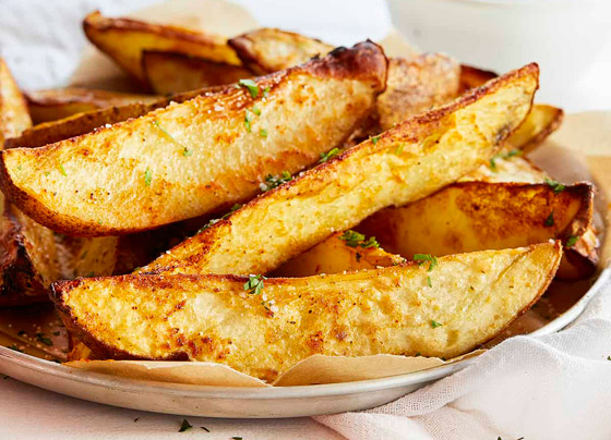 إليكم وصفة بطاطا ويدجز بالثوم والفلفل الحار الخفيفة والطيبة صورة رقم 9