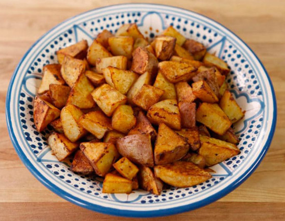 إليكم وصفة بطاطا ويدجز بالثوم والفلفل الحار الخفيفة والطيبة صورة رقم 3