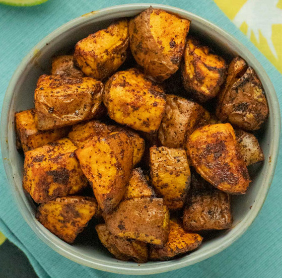 إليكم وصفة بطاطا ويدجز بالثوم والفلفل الحار الخفيفة والطيبة صورة رقم 6