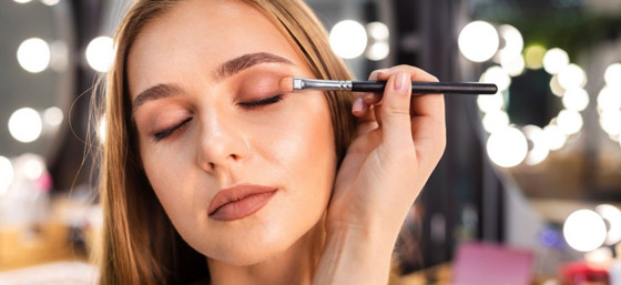 5 حيل مكياج عليكِ اتباعها لتُظهرك أصغر سناً صورة رقم 1