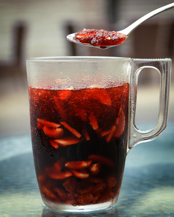 فوائده وطريقة تحضيره: الجلاب شراب من دبس التمر أو الخروب يُطيب بالبخور! صورة رقم 2