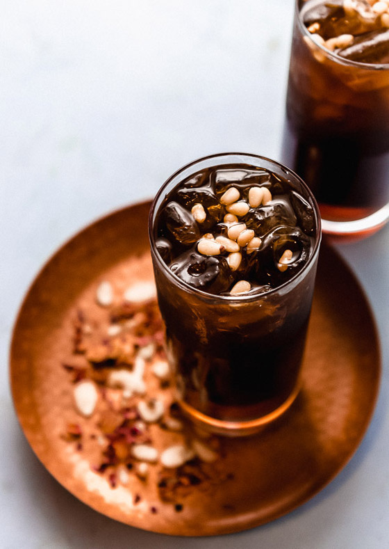 فوائده وطريقة تحضيره: الجلاب شراب من دبس التمر أو الخروب يُطيب بالبخور! صورة رقم 3