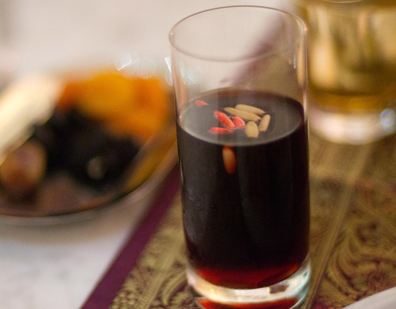 فوائده وطريقة تحضيره: الجلاب شراب من دبس التمر أو الخروب يُطيب بالبخور! صورة رقم 4