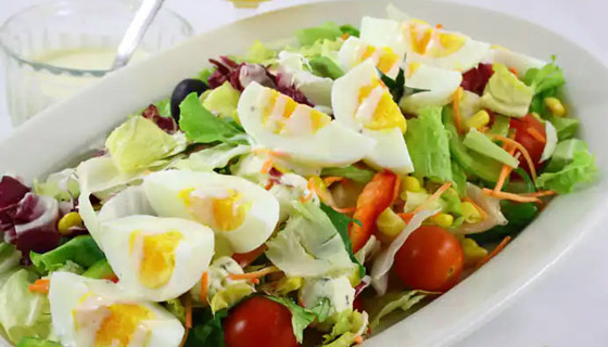 وصفة سلطة البيض المسلوق للرجيم.. لوجبة إفطار رمضانية خفيفة وشهية صورة رقم 4