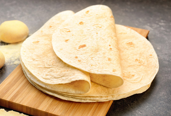 بـ3 مكونات.. طريقة تحضير خبز التورتيلا واستخدامه بصنع بيتزا الـ5 دقائق صورة رقم 1