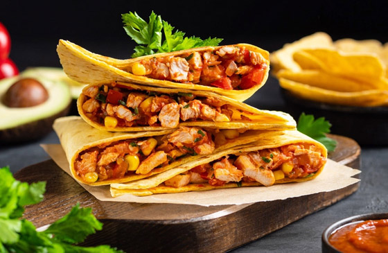 بـ3 مكونات.. طريقة تحضير خبز التورتيلا واستخدامه بصنع بيتزا الـ5 دقائق صورة رقم 4