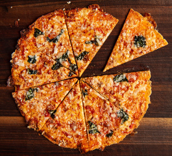 بـ3 مكونات.. طريقة تحضير خبز التورتيلا واستخدامه بصنع بيتزا الـ5 دقائق صورة رقم 8