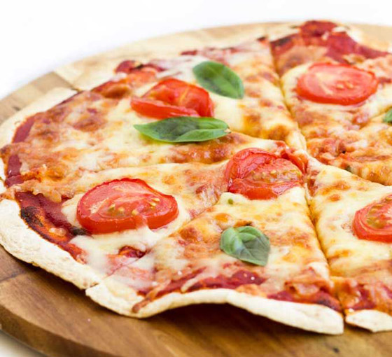 بـ3 مكونات.. طريقة تحضير خبز التورتيلا واستخدامه بصنع بيتزا الـ5 دقائق صورة رقم 9