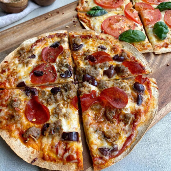 بـ3 مكونات.. طريقة تحضير خبز التورتيلا واستخدامه بصنع بيتزا الـ5 دقائق صورة رقم 10