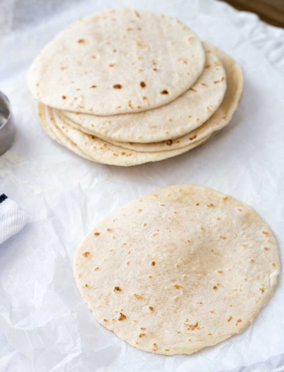 بـ3 مكونات.. طريقة تحضير خبز التورتيلا واستخدامه بصنع بيتزا الـ5 دقائق صورة رقم 11