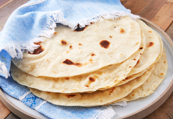 بـ3 مكونات.. طريقة تحضير خبز التورتيلا واستخدامه بصنع بيتزا الـ5 دقائق صورة رقم 12