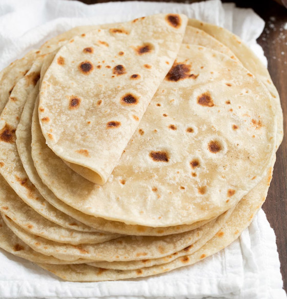 بـ3 مكونات.. طريقة تحضير خبز التورتيلا واستخدامه بصنع بيتزا الـ5 دقائق صورة رقم 13