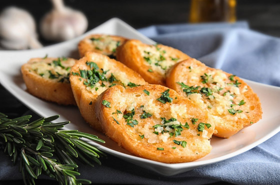 لإضافة لذيذة أو كوجبة خفيفة.. طريقة تحضير خبز الثوم بخطوات بسيطة صورة رقم 1 لإضافة لذيذة أو كوجبة خفيفة.. طريقة تحضير خبز الثوم بخطوات بسيطة صورة رقم 1