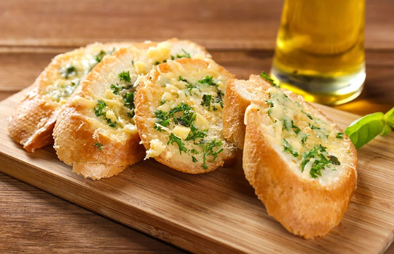 لإضافة لذيذة أو كوجبة خفيفة.. طريقة تحضير خبز الثوم بخطوات بسيطة صورة رقم 2 لإضافة لذيذة أو كوجبة خفيفة.. طريقة تحضير خبز الثوم بخطوات بسيطة صورة رقم 2