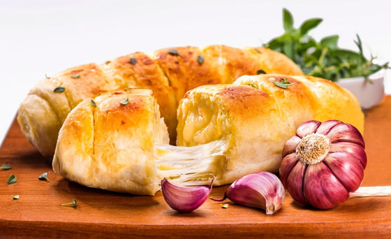 لإضافة لذيذة أو كوجبة خفيفة.. طريقة تحضير خبز الثوم بخطوات بسيطة صورة رقم 6 لإضافة لذيذة أو كوجبة خفيفة.. طريقة تحضير خبز الثوم بخطوات بسيطة صورة رقم 6