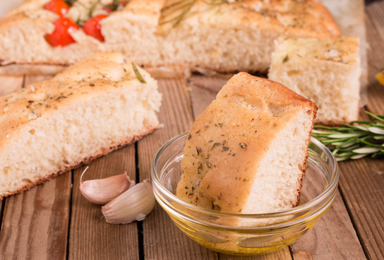 لإضافة لذيذة أو كوجبة خفيفة.. طريقة تحضير خبز الثوم بخطوات بسيطة صورة رقم 3 لإضافة لذيذة أو كوجبة خفيفة.. طريقة تحضير خبز الثوم بخطوات بسيطة صورة رقم 3