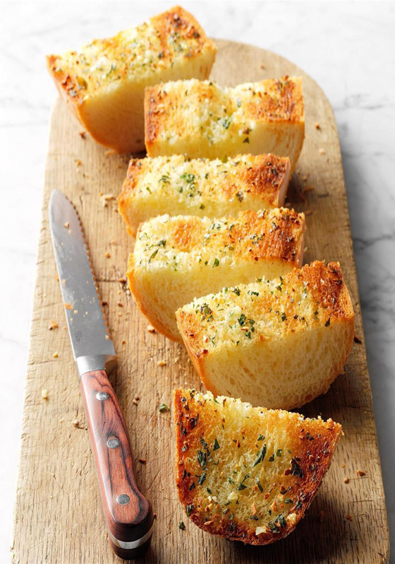 لإضافة لذيذة أو كوجبة خفيفة.. طريقة تحضير خبز الثوم بخطوات بسيطة صورة رقم 4 لإضافة لذيذة أو كوجبة خفيفة.. طريقة تحضير خبز الثوم بخطوات بسيطة صورة رقم 4