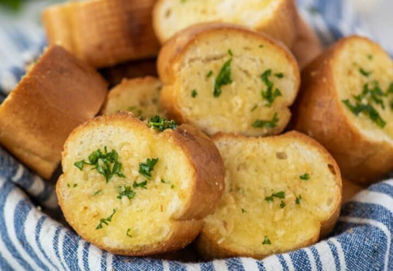 لإضافة لذيذة أو كوجبة خفيفة.. طريقة تحضير خبز الثوم بخطوات بسيطة صورة رقم 7 لإضافة لذيذة أو كوجبة خفيفة.. طريقة تحضير خبز الثوم بخطوات بسيطة صورة رقم 7