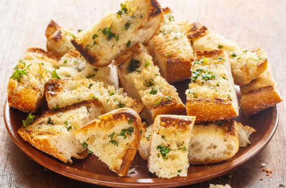 لإضافة لذيذة أو كوجبة خفيفة.. طريقة تحضير خبز الثوم بخطوات بسيطة صورة رقم 8 لإضافة لذيذة أو كوجبة خفيفة.. طريقة تحضير خبز الثوم بخطوات بسيطة صورة رقم 8