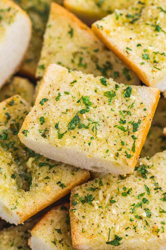 لإضافة لذيذة أو كوجبة خفيفة.. طريقة تحضير خبز الثوم بخطوات بسيطة صورة رقم 9 لإضافة لذيذة أو كوجبة خفيفة.. طريقة تحضير خبز الثوم بخطوات بسيطة صورة رقم 9