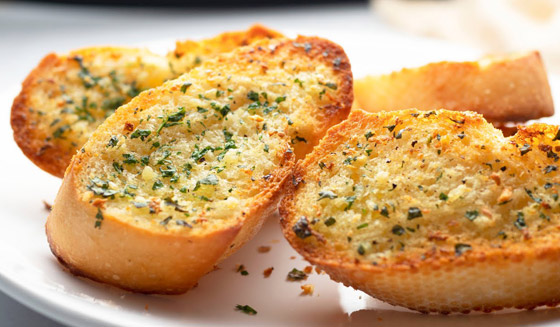 لإضافة لذيذة أو كوجبة خفيفة.. طريقة تحضير خبز الثوم بخطوات بسيطة صورة رقم 10 لإضافة لذيذة أو كوجبة خفيفة.. طريقة تحضير خبز الثوم بخطوات بسيطة صورة رقم 10