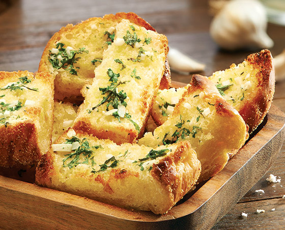 لإضافة لذيذة أو كوجبة خفيفة.. طريقة تحضير خبز الثوم بخطوات بسيطة صورة رقم 11 لإضافة لذيذة أو كوجبة خفيفة.. طريقة تحضير خبز الثوم بخطوات بسيطة صورة رقم 11