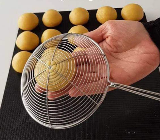 صور: كيف تقومي بنقش وتزيين كعك العيد بأفكار سهلة ومبتكرة وبأدوات متاحة بالمنزل صورة رقم 1 صور: كيف تقومي بنقش وتزيين كعك العيد بأفكار سهلة ومبتكرة وبأدوات متاحة بالمنزل صورة رقم 1