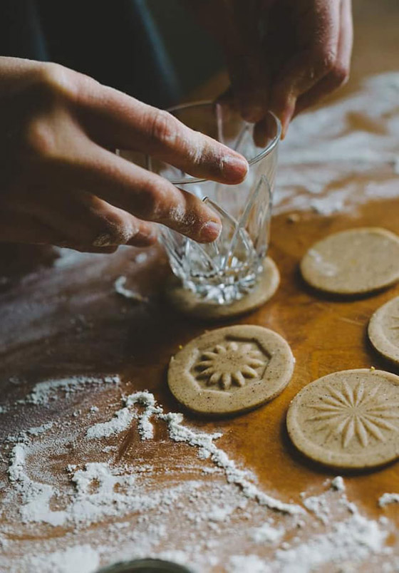 صور: كيف تقومي بنقش وتزيين كعك العيد بأفكار سهلة ومبتكرة وبأدوات متاحة بالمنزل صورة رقم 2 صور: كيف تقومي بنقش وتزيين كعك العيد بأفكار سهلة ومبتكرة وبأدوات متاحة بالمنزل صورة رقم 2