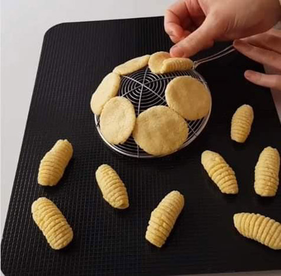 صور: كيف تقومي بنقش وتزيين كعك العيد بأفكار سهلة ومبتكرة وبأدوات متاحة بالمنزل صورة رقم 4 صور: كيف تقومي بنقش وتزيين كعك العيد بأفكار سهلة ومبتكرة وبأدوات متاحة بالمنزل صورة رقم 4